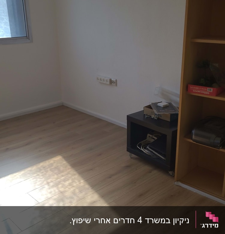 רצפה נקייה עם אור שמש חודר מהחלון